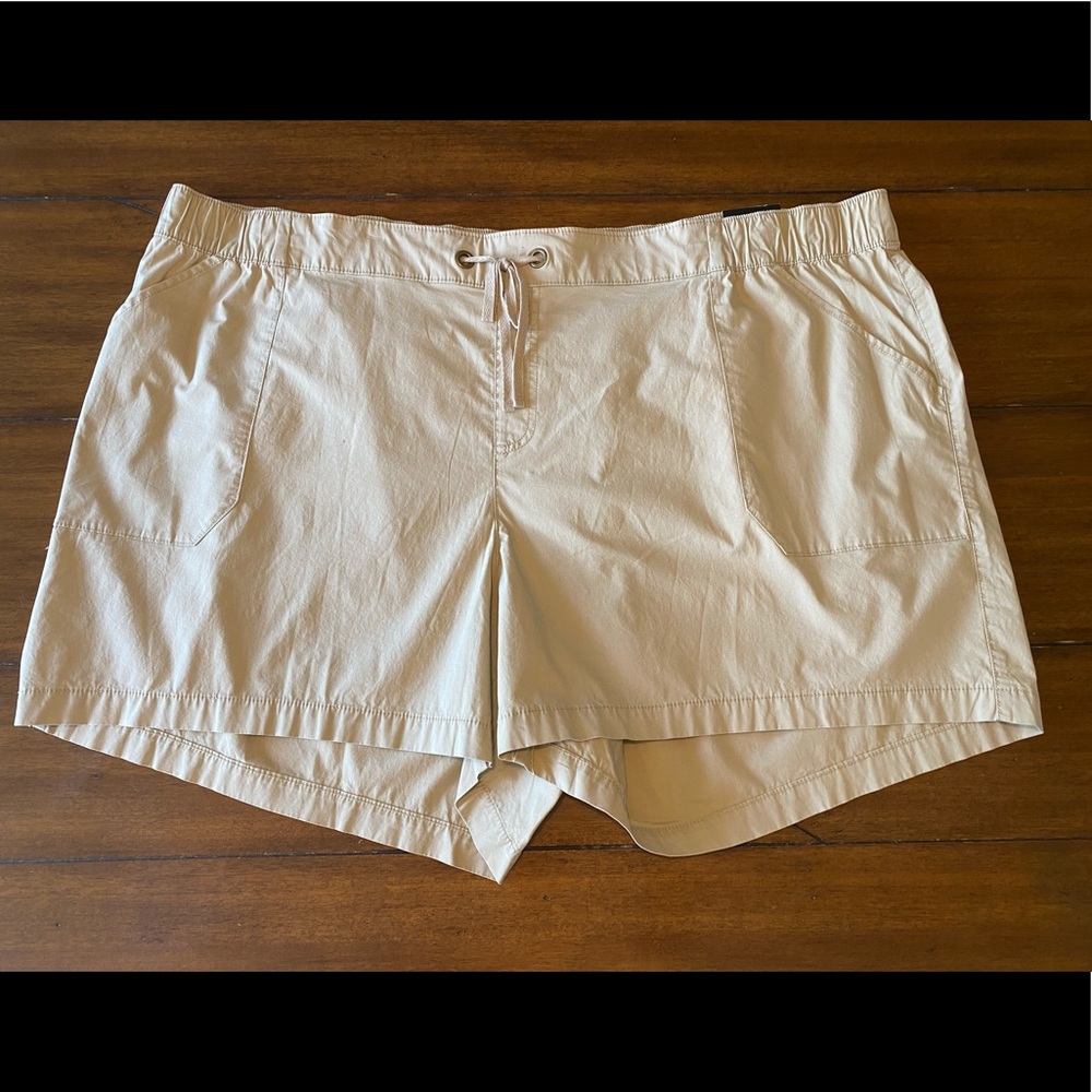 NWT Lane Bryant Khaki Shorts / Size 28
